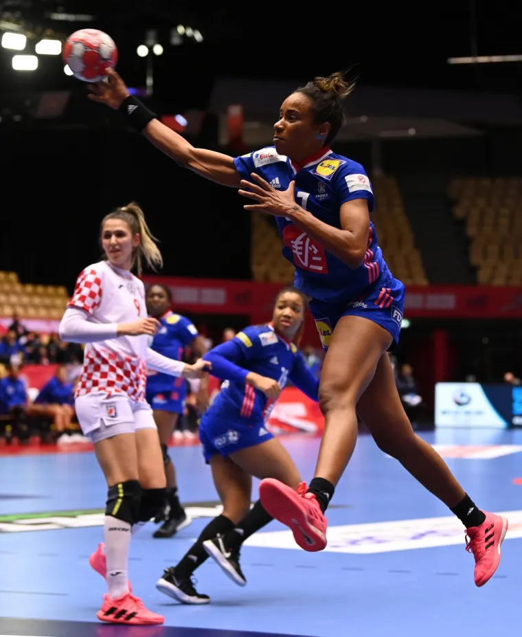 [FOTO] NEMA VEZE &Scaron;TO STE IZGUBILE DJEVOJKE, BORILE STE SE HRABRO: Pogledajte bitku za finale Eura