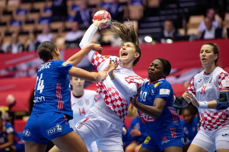 [FOTO] NEMA VEZE &Scaron;TO STE IZGUBILE DJEVOJKE, BORILE STE SE HRABRO: Pogledajte bitku za finale Eura