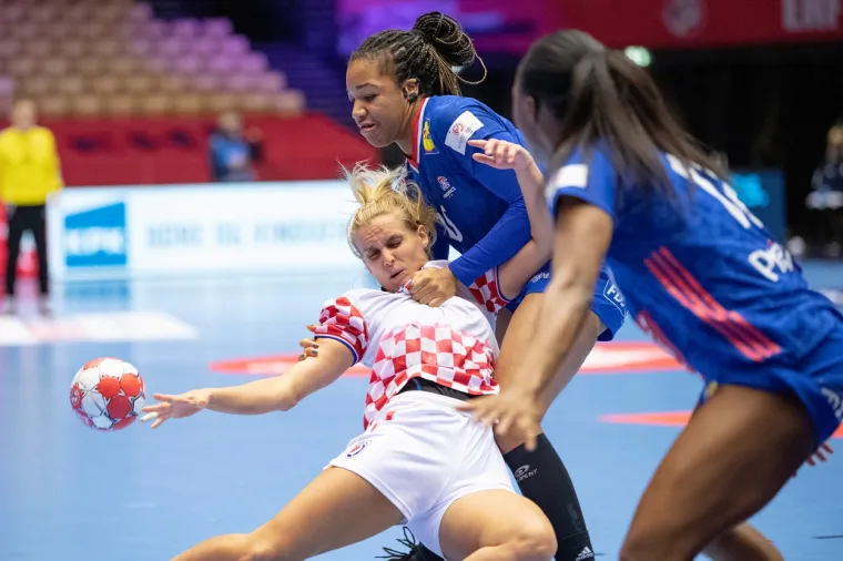 [FOTO] NEMA VEZE &Scaron;TO STE IZGUBILE DJEVOJKE, BORILE STE SE HRABRO: Pogledajte bitku za finale Eura