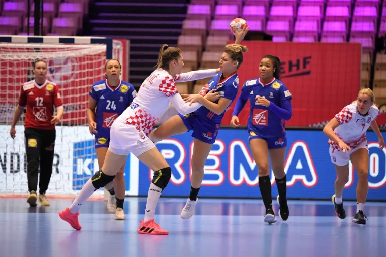 [FOTO] NEMA VEZE &Scaron;TO STE IZGUBILE DJEVOJKE, BORILE STE SE HRABRO: Pogledajte bitku za finale Eura