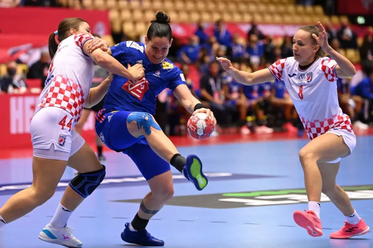 [FOTO] NEMA VEZE &Scaron;TO STE IZGUBILE DJEVOJKE, BORILE STE SE HRABRO: Pogledajte bitku za finale Eura