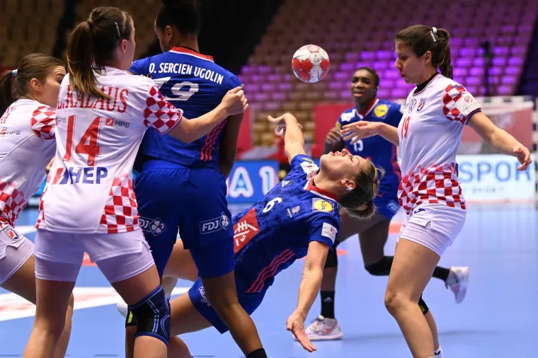 [FOTO] NEMA VEZE &Scaron;TO STE IZGUBILE DJEVOJKE, BORILE STE SE HRABRO: Pogledajte bitku za finale Eura