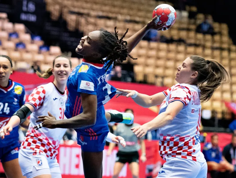 [FOTO] NEMA VEZE &Scaron;TO STE IZGUBILE DJEVOJKE, BORILE STE SE HRABRO: Pogledajte bitku za finale Eura