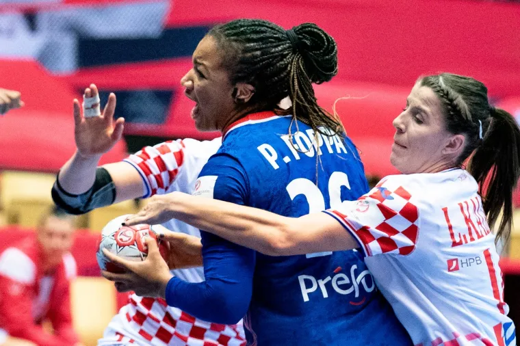 [FOTO] NEMA VEZE &Scaron;TO STE IZGUBILE DJEVOJKE, BORILE STE SE HRABRO: Pogledajte bitku za finale Eura