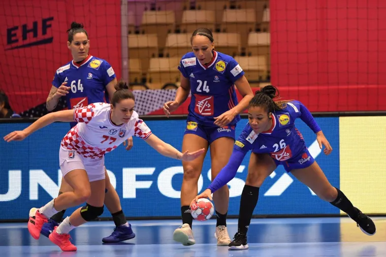 [FOTO] NEMA VEZE &Scaron;TO STE IZGUBILE DJEVOJKE, BORILE STE SE HRABRO: Pogledajte bitku za finale Eura