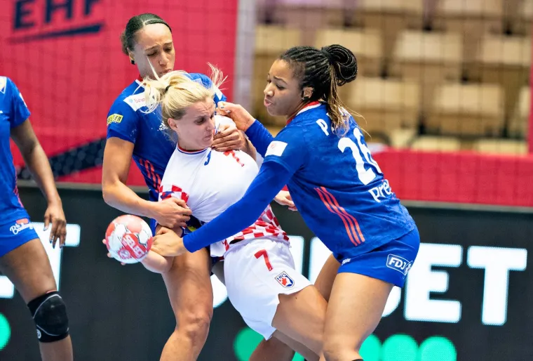 [FOTO] NEMA VEZE &Scaron;TO STE IZGUBILE DJEVOJKE, BORILE STE SE HRABRO: Pogledajte bitku za finale Eura