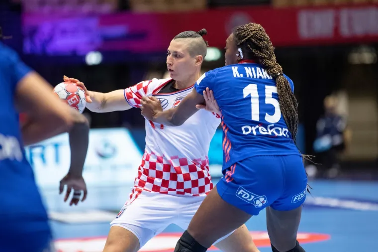 [FOTO] NEMA VEZE &Scaron;TO STE IZGUBILE DJEVOJKE, BORILE STE SE HRABRO: Pogledajte bitku za finale Eura