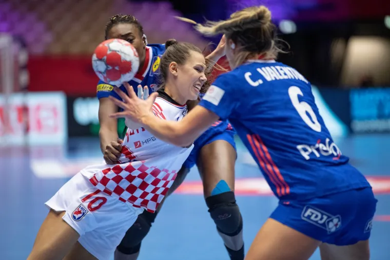 [FOTO] NEMA VEZE &Scaron;TO STE IZGUBILE DJEVOJKE, BORILE STE SE HRABRO: Pogledajte bitku za finale Eura