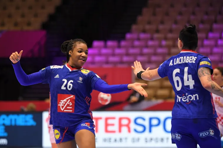 [FOTO] NEMA VEZE &Scaron;TO STE IZGUBILE DJEVOJKE, BORILE STE SE HRABRO: Pogledajte bitku za finale Eura