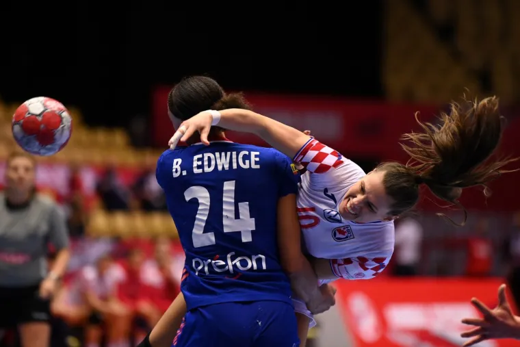 [FOTO] NEMA VEZE &Scaron;TO STE IZGUBILE DJEVOJKE, BORILE STE SE HRABRO: Pogledajte bitku za finale Eura