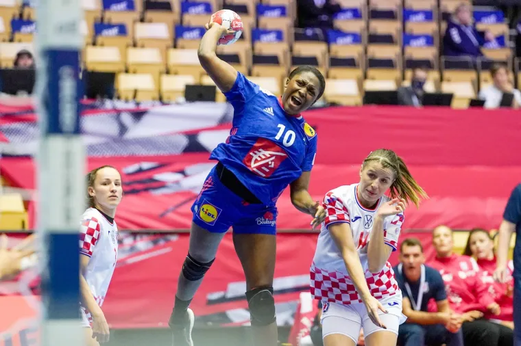 [FOTO] NEMA VEZE &Scaron;TO STE IZGUBILE DJEVOJKE, BORILE STE SE HRABRO: Pogledajte bitku za finale Eura