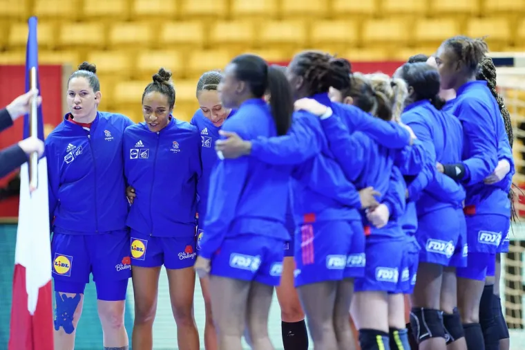 Hrvatska ženska rukometna reprezentacija poražena je u petak u polufinalu Europskog rukometnog prvenstva u Danskoj, bolja od nje je sa 30-19 (15-5) bila Francuska.  Iako su hrvatske rukometa&scaron;ice dobro u&scaron;le u utakmicu i dobro se držale prvih sedam minuta, nakon toga ulaze  u dugačko krizno razdoblje. U 11. minuti Francuska ide na dva razlike i ta prednost se samo povećavala do kraja poluvemena. Hrvatske rukometa&scaron;ice su ostatak poluvremna odigrale u grču i zavr&scaron;ile ga s deset golova zaostatka.  U drugom poluvremenu Hrvatska je puno bolja, no veliku razliku nisu mogle nadoknaditi.