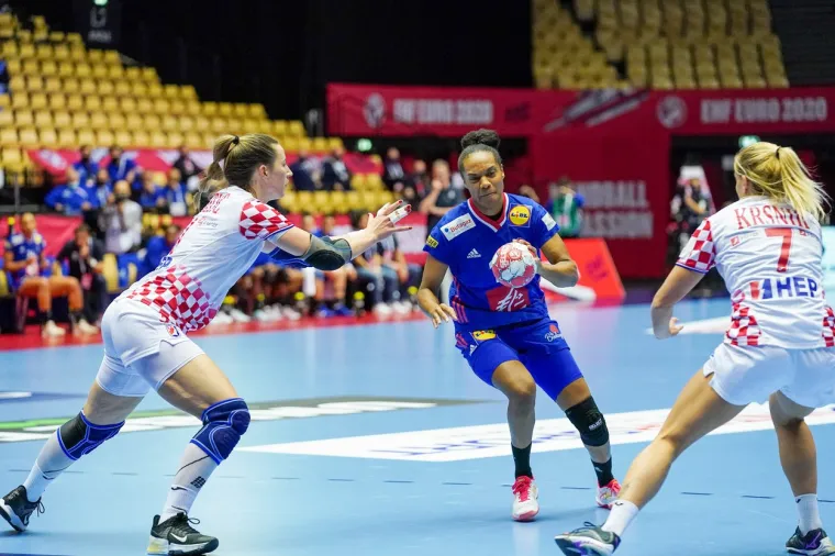 [FOTO] NEMA VEZE &Scaron;TO STE IZGUBILE DJEVOJKE, BORILE STE SE HRABRO: Pogledajte bitku za finale Eura