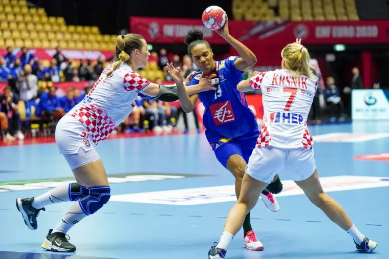 [FOTO] NEMA VEZE &Scaron;TO STE IZGUBILE DJEVOJKE, BORILE STE SE HRABRO: Pogledajte bitku za finale Eura