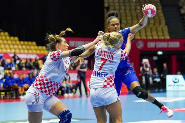 [FOTO] NEMA VEZE &Scaron;TO STE IZGUBILE DJEVOJKE, BORILE STE SE HRABRO: Pogledajte bitku za finale Eura