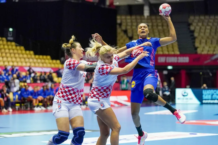 [FOTO] NEMA VEZE &Scaron;TO STE IZGUBILE DJEVOJKE, BORILE STE SE HRABRO: Pogledajte bitku za finale Eura