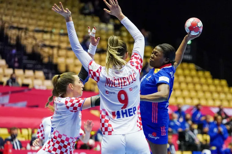 [FOTO] NEMA VEZE &Scaron;TO STE IZGUBILE DJEVOJKE, BORILE STE SE HRABRO: Pogledajte bitku za finale Eura