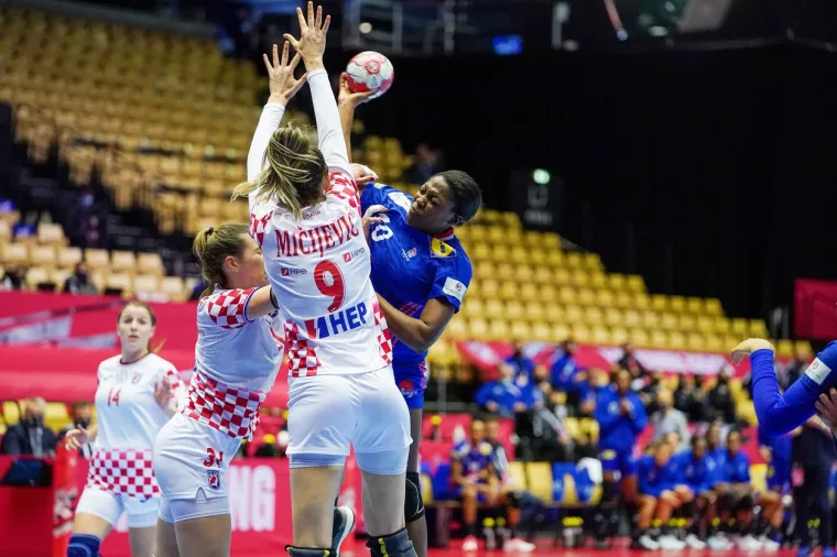 [FOTO] NEMA VEZE &Scaron;TO STE IZGUBILE DJEVOJKE, BORILE STE SE HRABRO: Pogledajte bitku za finale Eura