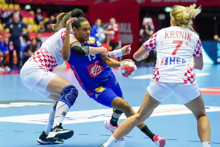 [FOTO] NEMA VEZE &Scaron;TO STE IZGUBILE DJEVOJKE, BORILE STE SE HRABRO: Pogledajte bitku za finale Eura