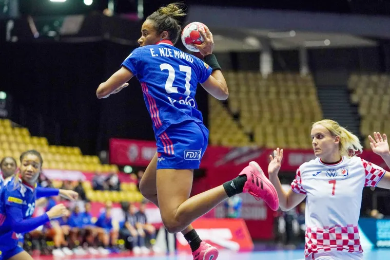 [FOTO] NEMA VEZE &Scaron;TO STE IZGUBILE DJEVOJKE, BORILE STE SE HRABRO: Pogledajte bitku za finale Eura