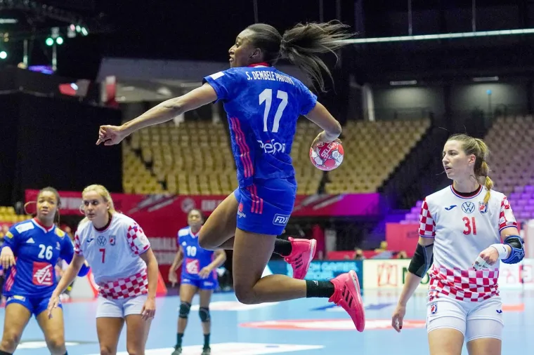 [FOTO] NEMA VEZE &Scaron;TO STE IZGUBILE DJEVOJKE, BORILE STE SE HRABRO: Pogledajte bitku za finale Eura