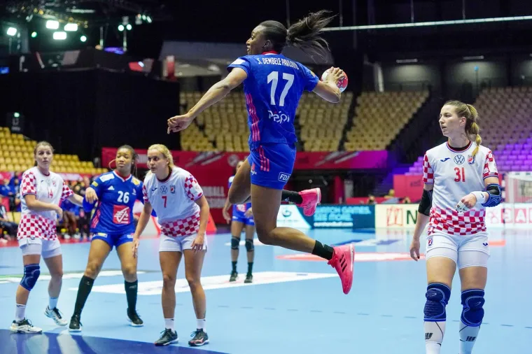 [FOTO] NEMA VEZE &Scaron;TO STE IZGUBILE DJEVOJKE, BORILE STE SE HRABRO: Pogledajte bitku za finale Eura