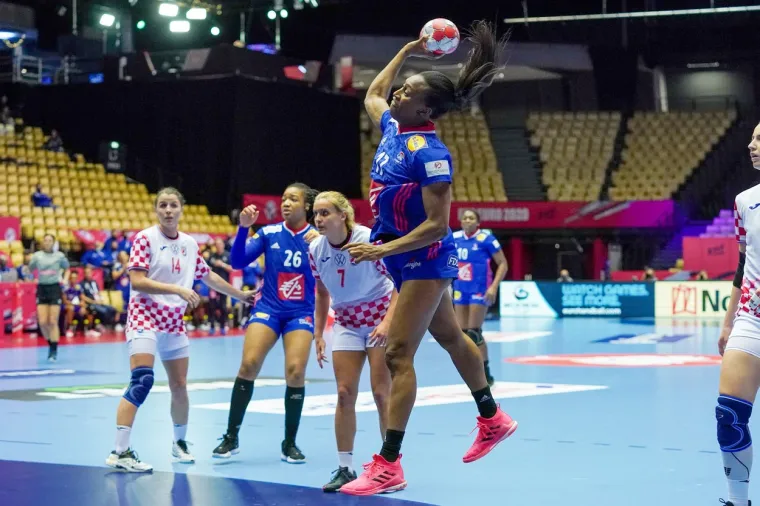 [FOTO] NEMA VEZE &Scaron;TO STE IZGUBILE DJEVOJKE, BORILE STE SE HRABRO: Pogledajte bitku za finale Eura