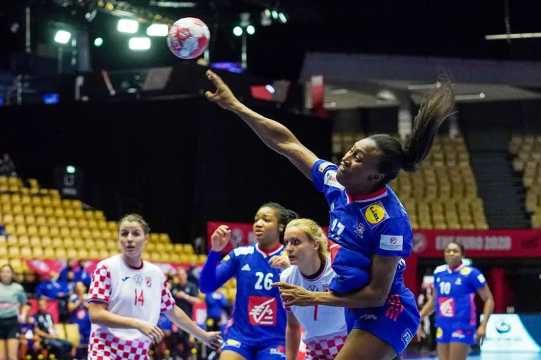 [FOTO] NEMA VEZE &Scaron;TO STE IZGUBILE DJEVOJKE, BORILE STE SE HRABRO: Pogledajte bitku za finale Eura