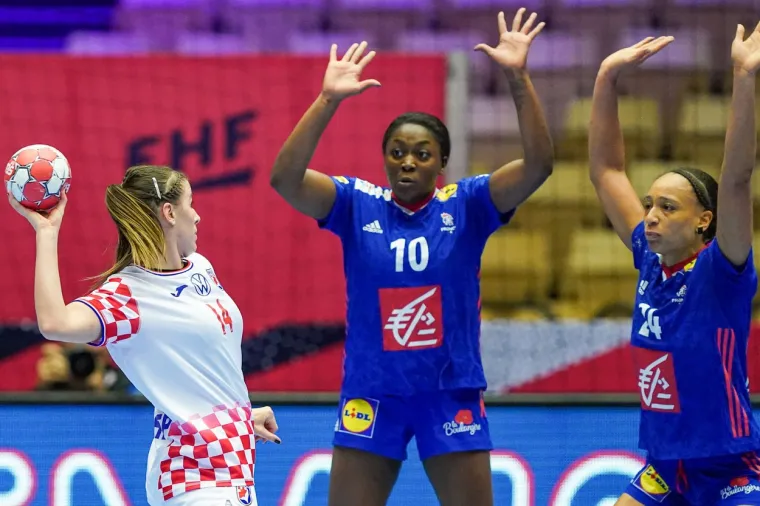 [FOTO] NEMA VEZE &Scaron;TO STE IZGUBILE DJEVOJKE, BORILE STE SE HRABRO: Pogledajte bitku za finale Eura