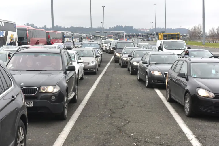 19.12.2020.,Zagreb - Od ranog jutra nastaju guzve na granicnim prijelazima izmedju Hrvatske i Slovenije. Najveca je guzva na Bregani, gdje se za ulazak u Hrvatsku ceka satima.
Photo: Davorin Visnjic/PIXSELL