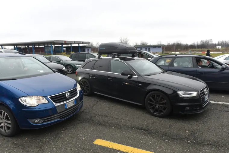 19.12.2020.,Zagreb - Od ranog jutra nastaju guzve na granicnim prijelazima izmedju Hrvatske i Slovenije. Najveca je guzva na Bregani, gdje se za ulazak u Hrvatsku ceka satima.
Photo: Davorin Visnjic/PIXSELL