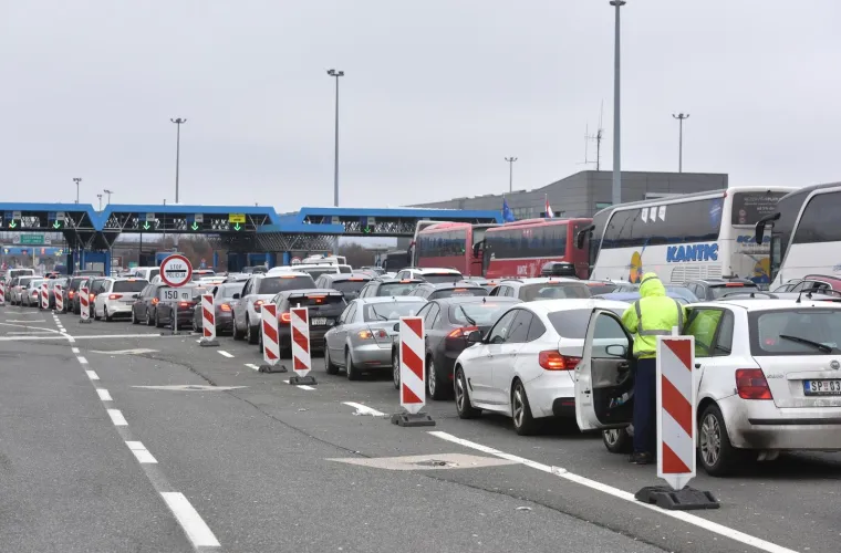 19.12.2020.,Zagreb - Od ranog jutra nastaju guzve na granicnim prijelazima izmedju Hrvatske i Slovenije. Najveca je guzva na Bregani, gdje se za ulazak u Hrvatsku ceka satima.
Photo: Davorin Visnjic/PIXSELL