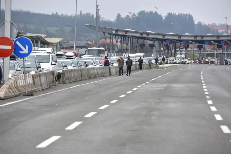 19.12.2020.,Zagreb - Od ranog jutra nastaju guzve na granicnim prijelazima izmedju Hrvatske i Slovenije. Najveca je guzva na Bregani, gdje se za ulazak u Hrvatsku ceka satima.
Photo: Davorin Visnjic/PIXSELL