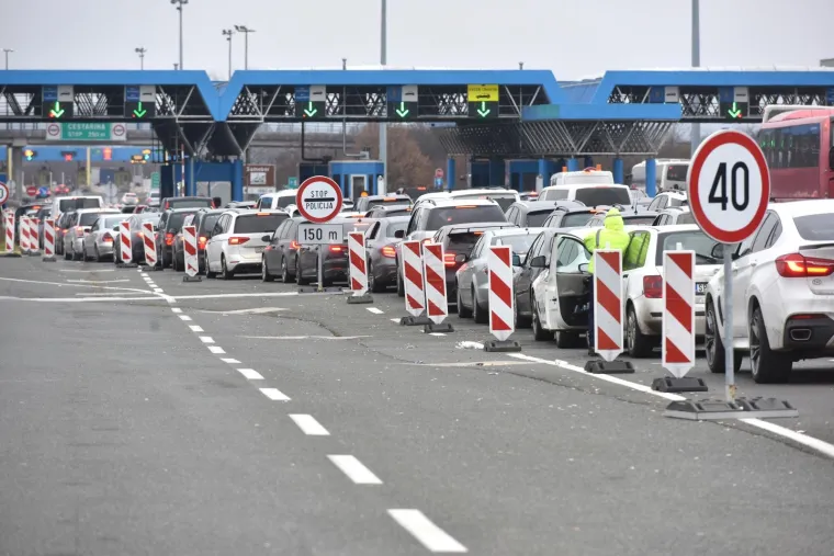 19.12.2020.,Zagreb - Od ranog jutra nastaju guzve na granicnim prijelazima izmedju Hrvatske i Slovenije. Najveca je guzva na Bregani, gdje se za ulazak u Hrvatsku ceka satima.
Photo: Davorin Visnjic/PIXSELL