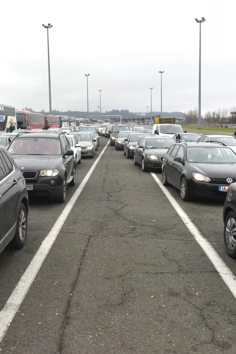 19.12.2020.,Zagreb - Od ranog jutra nastaju guzve na granicnim prijelazima izmedju Hrvatske i Slovenije. Najveca je guzva na Bregani, gdje se za ulazak u Hrvatsku ceka satima.
Photo: Davorin Visnjic/PIXSELL