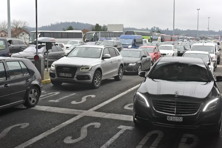 19.12.2020.,Zagreb - Od ranog jutra nastaju guzve na granicnim prijelazima izmedju Hrvatske i Slovenije. Najveca je guzva na Bregani, gdje se za ulazak u Hrvatsku ceka satima.
Photo: Davorin Visnjic/PIXSELL
