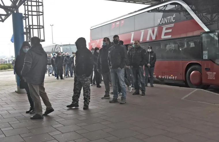 19.12.2020.,Zagreb - Od ranog jutra nastaju guzve na granicnim prijelazima izmedju Hrvatske i Slovenije. Najveca je guzva na Bregani, gdje se za ulazak u Hrvatsku ceka satima.
Photo: Davorin Visnjic/PIXSELL