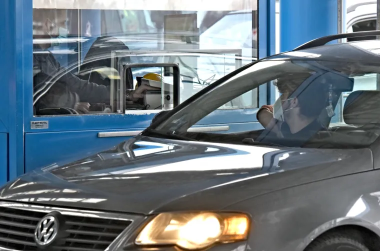 19.12.2020.,Zagreb - Od ranog jutra nastaju guzve na granicnim prijelazima izmedju Hrvatske i Slovenije. Najveca je guzva na Bregani, gdje se za ulazak u Hrvatsku ceka satima. Photo: Davorin Visnjic/PIXSELL