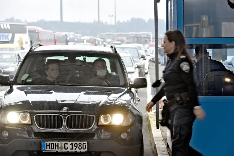 19.12.2020.,Zagreb - Od ranog jutra nastaju guzve na granicnim prijelazima izmedju Hrvatske i Slovenije. Najveca je guzva na Bregani, gdje se za ulazak u Hrvatsku ceka satima. Photo: Davorin Visnjic/PIXSELL