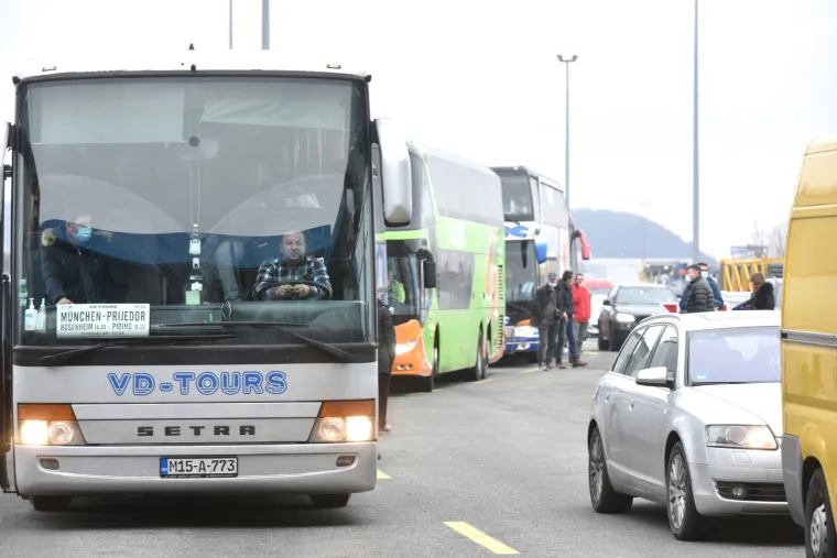 19.12.2020.,Zagreb - Od ranog jutra nastaju guzve na granicnim prijelazima izmedju Hrvatske i Slovenije. Najveca je guzva na Bregani, gdje se za ulazak u Hrvatsku ceka satima. Photo: Davorin Visnjic/PIXSELL