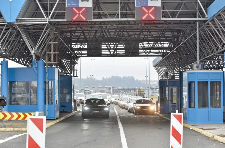 19.12.2020.,Zagreb - Od ranog jutra nastaju guzve na granicnim prijelazima izmedju Hrvatske i Slovenije. Najveca je guzva na Bregani, gdje se za ulazak u Hrvatsku ceka satima. Photo: Davorin Visnjic/PIXSELL