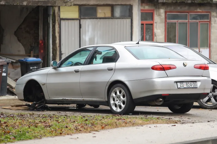 Stravična nesreća: Na mu&scaron;karca pao automobil s dizalice i usmrtio ga