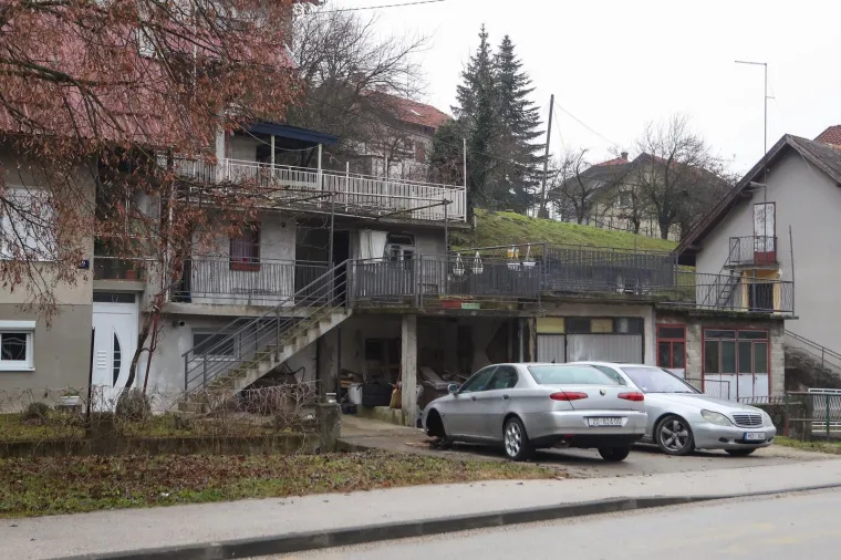 Stravična nesreća: Na mu&scaron;karca pao automobil s dizalice i usmrtio ga