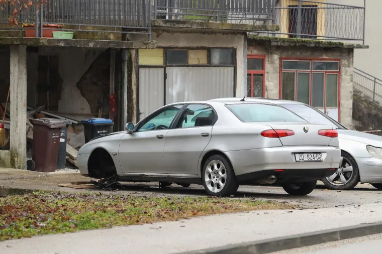 Stravična nesreća: Na mu&scaron;karca pao automobil s dizalice i usmrtio ga