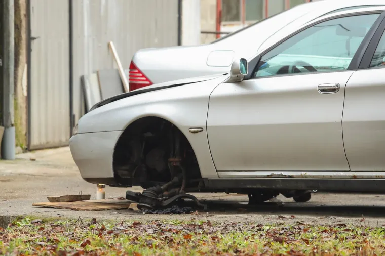 Stravična nesreća: Na mu&scaron;karca pao automobil s dizalice i usmrtio ga