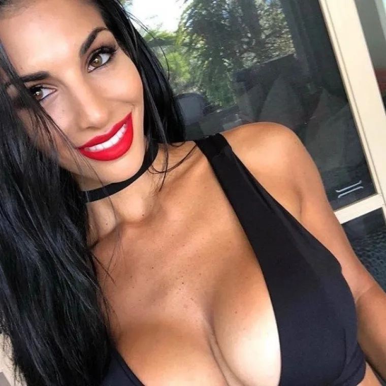 SEKSIPILNE DAME OTKRILE SVOJE ADUTE: Što manje odjeće i crveni ruž bacit će svakog muškarca kojeg požele u trans