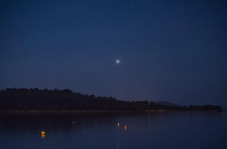 21.12..2020., Vodice - Velika konjunkcija Jupitera i Saturna.Ovakva velika konjukcija dogodila se zadnji put u doba Galilea, on ju je gledao davne 1628. godine svojim teleskopom. Sljedeca ce se dogoditi tek 2080. godine
Photo: Bruno Fantulin/PIXSELL