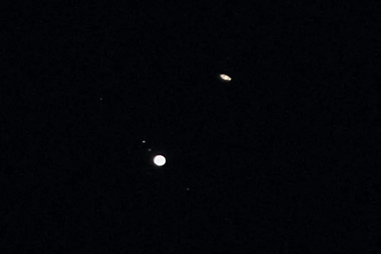 21.12.2020., Gornje Sitno - Na Zvjezdanom selu Mosor odrzano je organizirano promatranje "velike konjunkcije" planeta Jupitera i Saturna koji su se prividno nasli na vrlo malom medusobnom razmaku. Brojni gradani dosli su promotriti taj rijedak astronomski dogadaj.
Jupiter i Saturn
Photo: Miroslav Lelas/PIXSELL