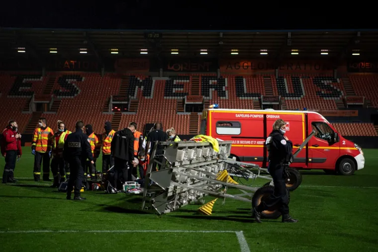 [FOTO] STRAŠNA NOĆ NA STADE DE MOUSTOIRA: Jedan detalj s ove fotografije krije horor; Pogledajte malo bolje