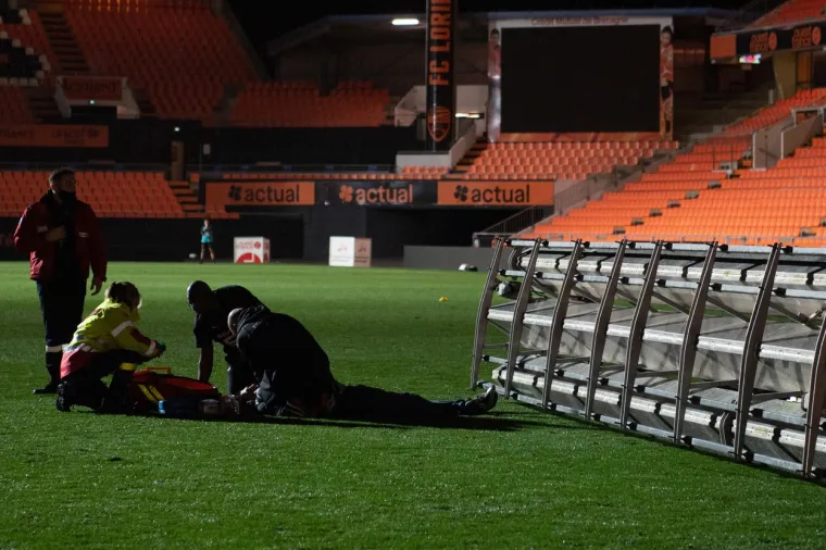 Pojavile su se i fotografije nakon nesretnog događaja, kako liječnici i čitavo osoblje stadiona bacili su se u posao spašavanja života nesretnog radnika, ali nažalost na kraju je ipak preminuo. Tragedija je šokirala grad Lorient kao i čitavu Francusku, a posebno su zgrozili detalji koji su se pojavili u tamošnjim medijima, kako je unesrećeni vrištao od bolova nakon što je na njega palo ogromno svjetlo reflektora.